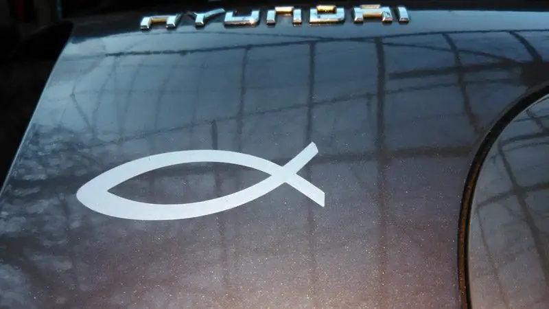 Ein Fisch Auf Einem Auto - Was Bedeutet Ein Aufkleber Mit Diesem Symbol Auf Dem Kofferraum?