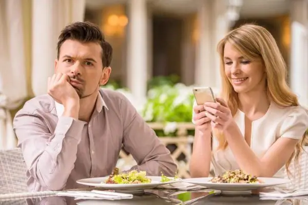 Man en vrouw in een café