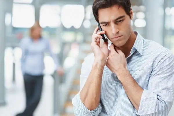 Un hombre haciendo una llamada telefónica