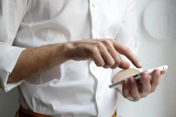 Homme avec smartphone