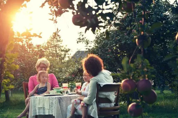 Familie ved bordet