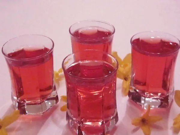 Verres avec compote de fraises