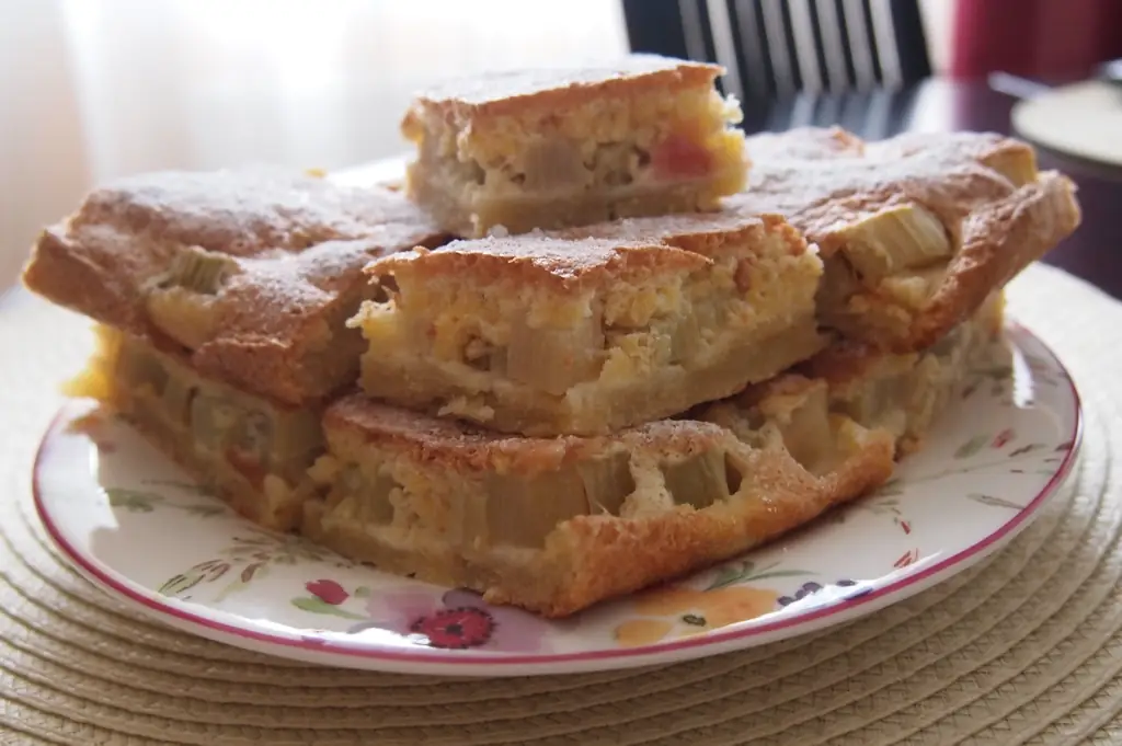 Rhubarb Ncuav Qab Zib Los Ntawm Puff Pastry (suav Nrog Npaj Nrog): Daim Ntawv Qhia + Duab Thiab Yees Duab