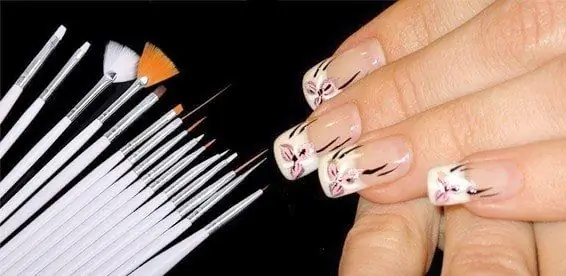 Pincéis de manicure e unhas pintadas