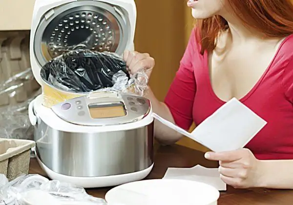 La ragazza spacchetta il multicooker