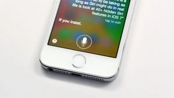 Apple iPhone z włączoną funkcją Siri