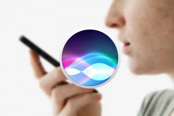 L'uomo fa una domanda a Siri