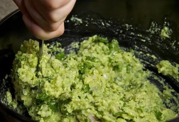 miješajući guacamole