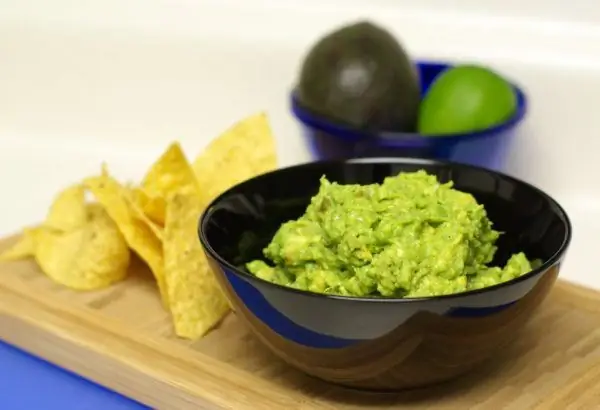 पारंपरिक नाचोस के साथ क्लासिक guacamole