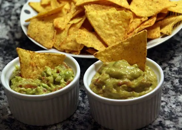 servírování guacamole s rajčaty