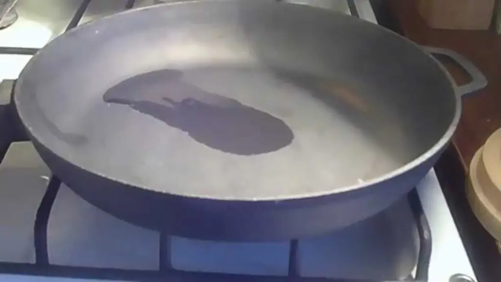 Paano Mag-apuyin Ang Isang Cast Iron Pan Bago Ang Unang Paggamit At Sa Iba Pang Mga Kaso: Asin, Langis At Iba Pang Mga Pamamaraan + Larawan At Video