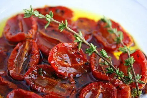 Microwave-dried tomatoes