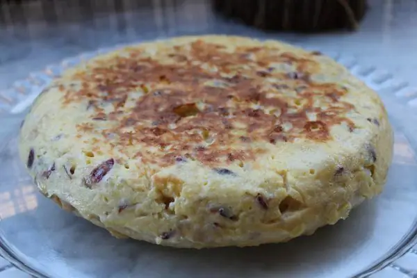 Bánh tortilla Tây Ban Nha với jamon và parmesan