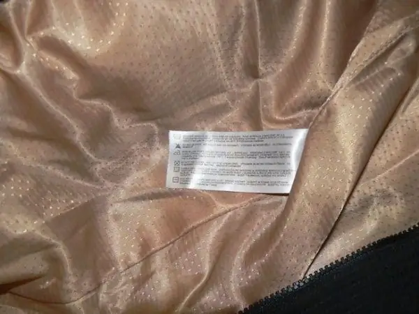 Sa beige cashmere coat lining, label ng pangangalaga