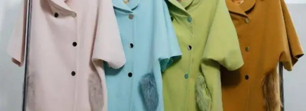 เสื้อโค้ทที่เข้ากันสี่สีในสีชมพูสีฟ้าสีมะกอกและสีมัสตาร์ด