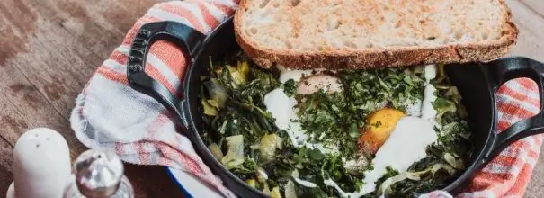 Fried eggs with herbs and toast