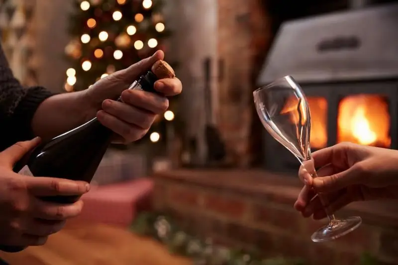 Comment Ouvrir Correctement Le Champagne: Comment Le Faire Sans Coton, Que Faire Si Le Bouchon De La Bouteille Se Brise