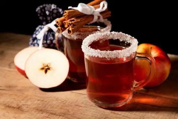 Glühwein und Äpfel