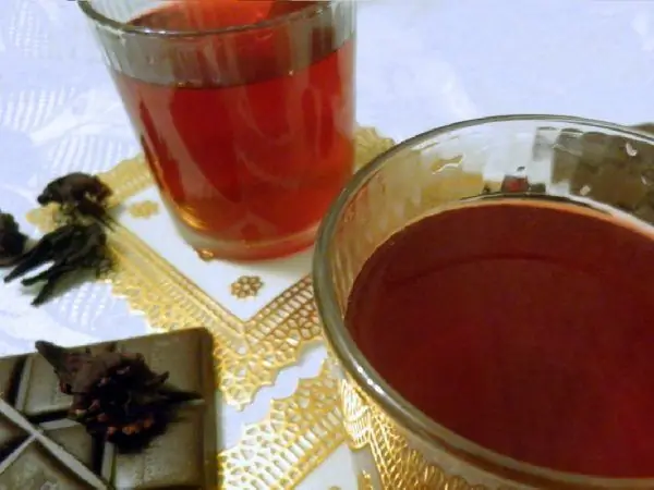 Vinho quente com hibisco