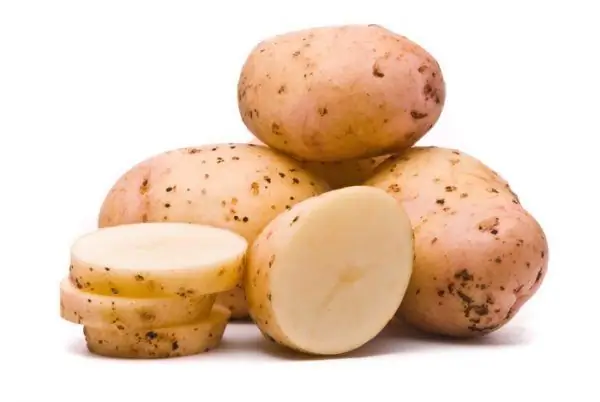 Gupitin ang mga tubers ng patatas