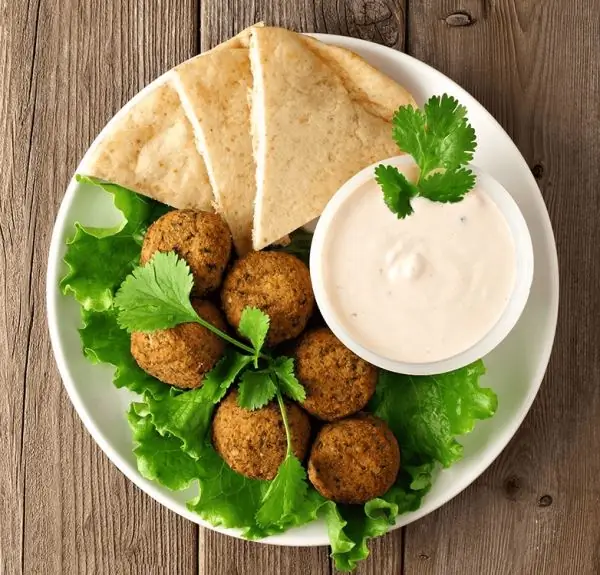 Falafel con hierbas, tortillas y salsa