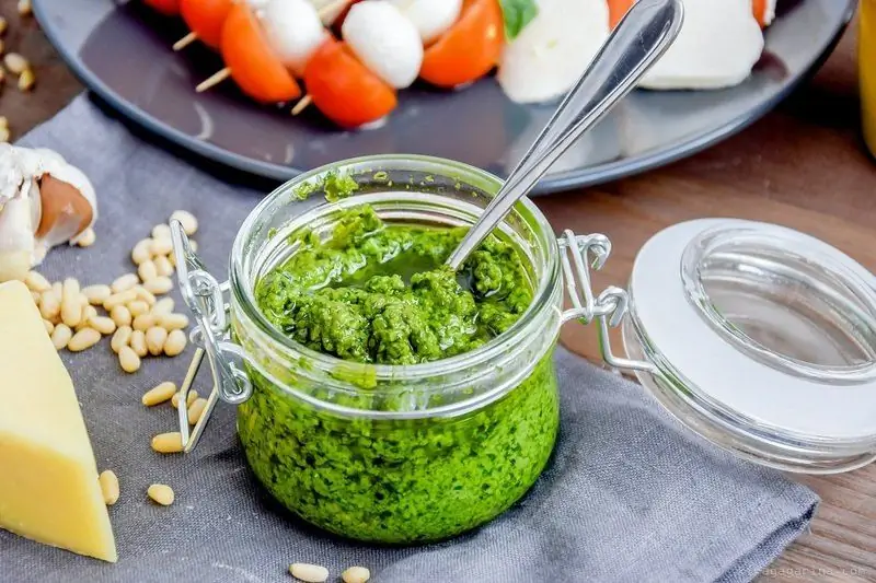 Pesto Sauce: Zaub Mov Txawv Hauv Tsev, Noj Dab Tsi Nrog