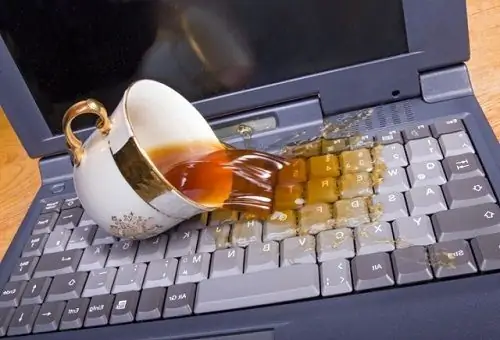 Kiömlött tea a laptop billentyűzetén