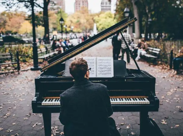 O homem ao piano