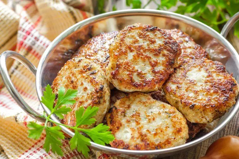 Cutlets Me Lëng Gjoksi Pule: Një Recetë Hap Pas Hapi Me Foto Dhe Video