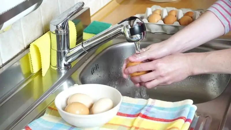 Preciso Lavar Os Ovos Antes De Cozinhá-los E Guardá-los, Inclusive Na Geladeira?