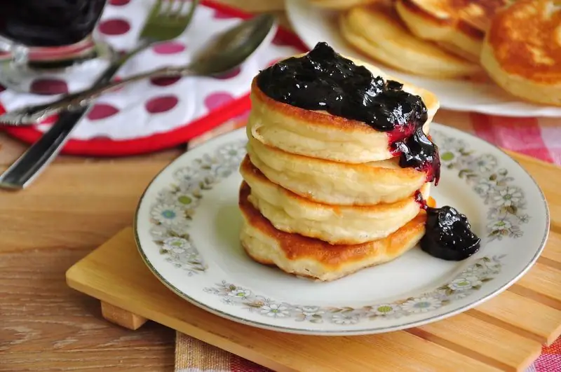 Frodiga Pannkakor Som Inte Faller Av, Inklusive På Kefir: Steg För Steg Recept Med Foton Och Videor