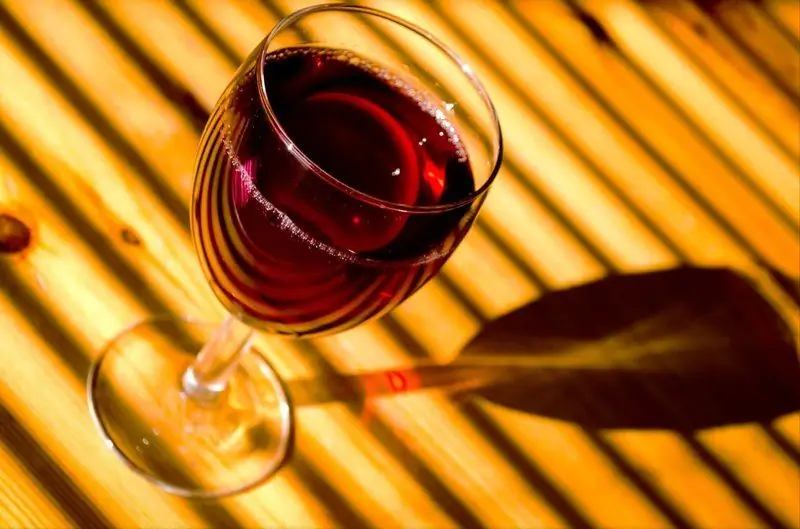 É Possível Limpar O Rosto Com Vinho Tinto - Por Que E Como Fazer Isso Corretamente