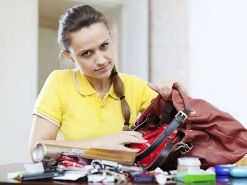 Fatos Sobre A Vida De Uma Mulher Que Podem Ser Encontrados Em Sua Bolsa