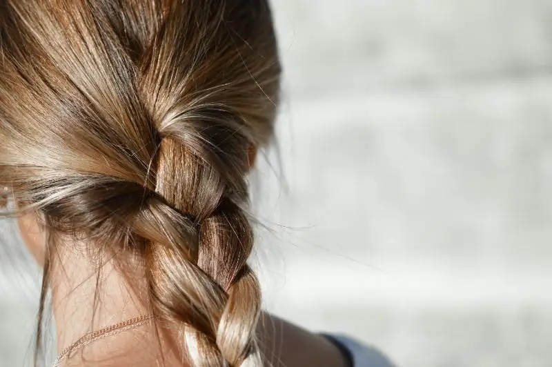 Wat Te Doen Als Uw Haar Geëlektrificeerd Raakt