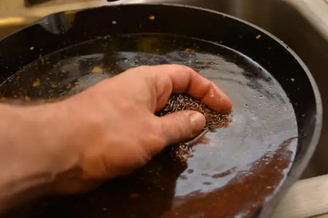 Hoe Maak Je Een Gietijzeren Pan Schoon Van Koolstofafzettingen, Roest En Zorg Je Er Goed Voor + Foto's En Video's